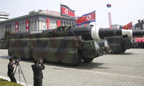 Tên lửa đạn đạo Triều Tiên tham gia duyệt binh. Ảnh: AFP. nhung diem nong co the lam bung phat xung dot quan su nam 2018