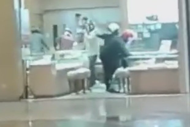 malaysia toan cuop ap vao hot tiem kim hoan trong vong 3 phut