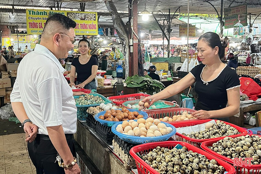 តូបពងមាន់របស់ Truong Thi Hang ឃើញមានការធ្លាក់ចុះនៃប្រាក់ចំណូលបន្ទាប់ពីពាក្យចចាមអារ៉ាម។ bqbht_br_3img-3071.jpg