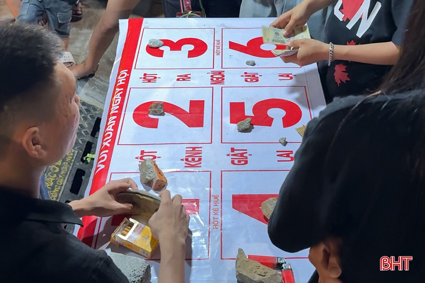 Điểm nhận diện những "nhà cái" thường là người cầm sẵn một xấp tiền để mời chào khách hàng. Ảnh chụp điểm tổ chức trò xúc xắc vào tối 3/5/2025. bqbht_br_c4.jpg