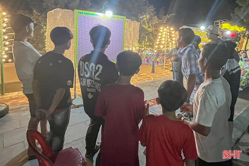 Rất đông người tham gia cá cược trong trò chơi phi tiêu cộng điểm. Ảnh chụp tối 13/5. bqbht_br_c2.jpg