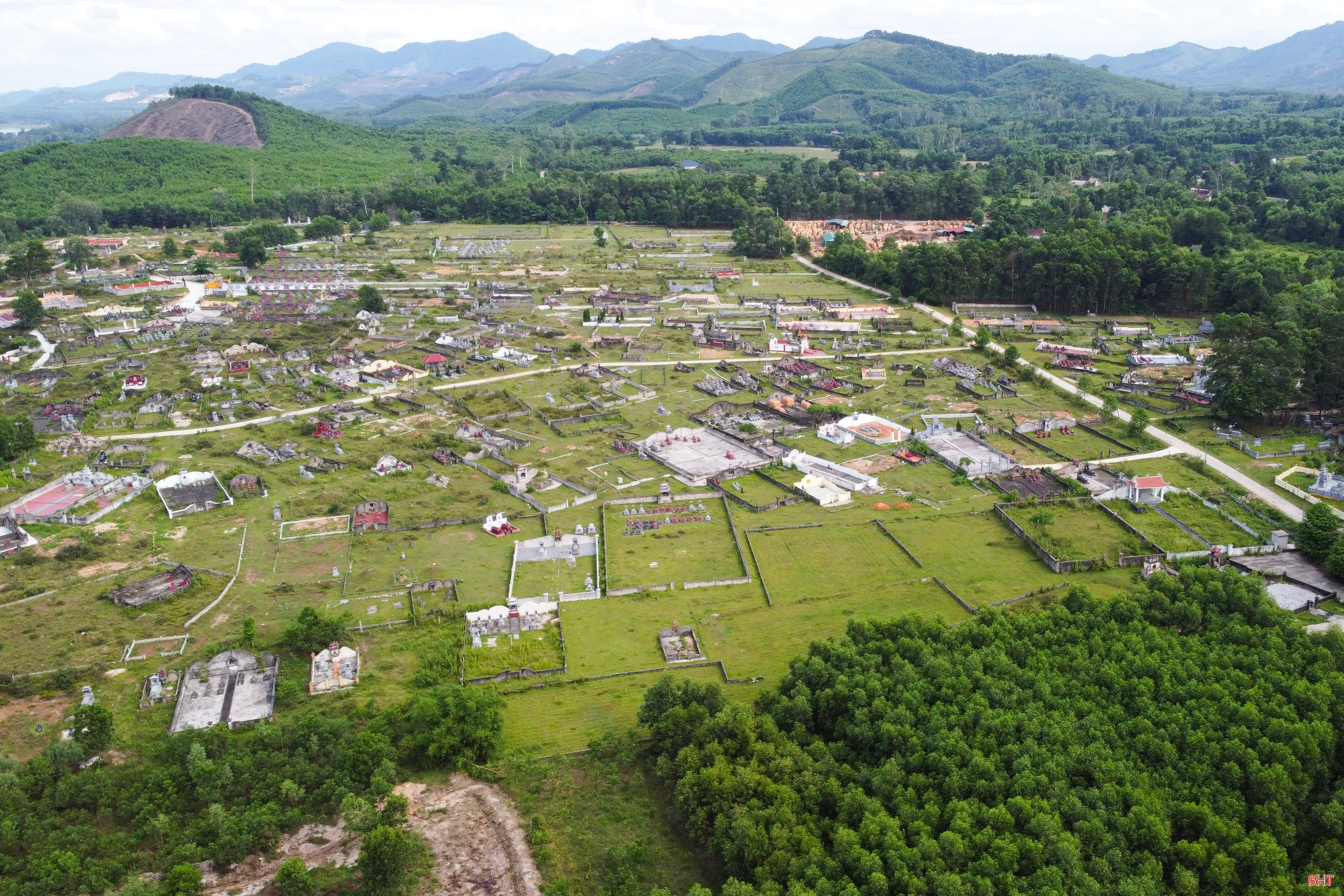 Da sich das fruchtbare Land neben dem Gemeindefriedhof befindet, haben viele Familien und Clans das Gebiet willkürlich abgetrennt, um dort Mausoleen zu bauen. bqbht_br_0dji-0138.jpg
