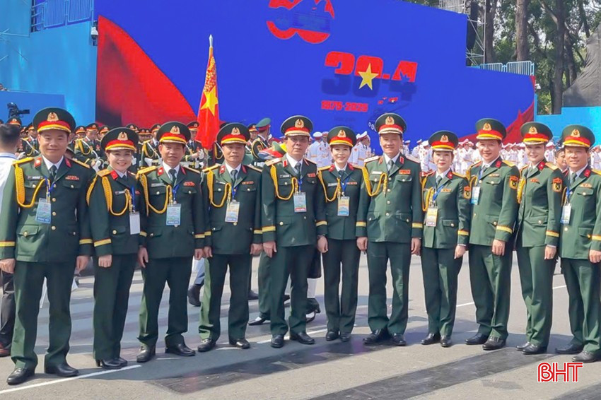 Trung tá Nguyễn Hữu Lập (ngoài cùng bên trái) chụp ảnh lưu niệm cùng đồng đội tại buổi lễ trọng đại. bqbht_br_l1.jpg
