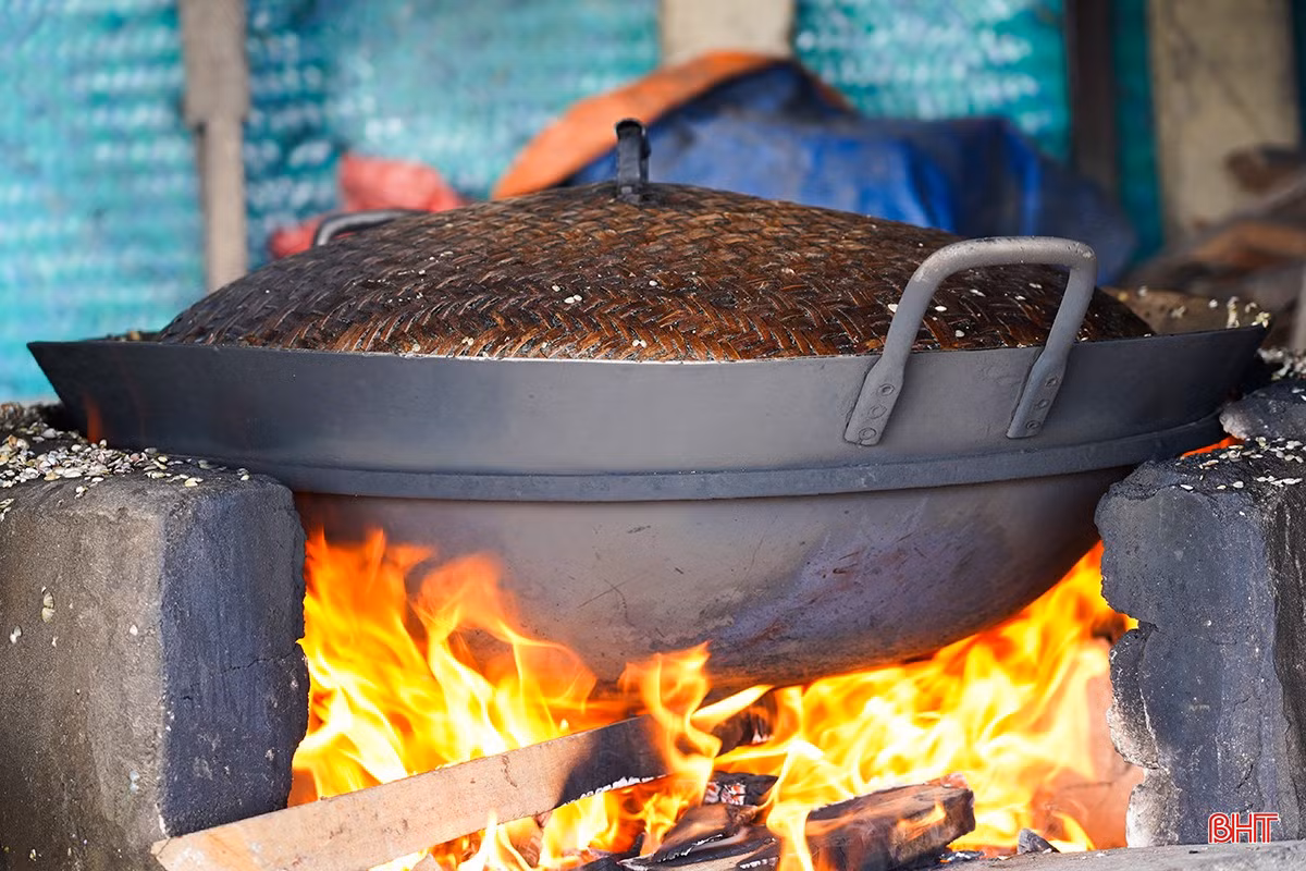 Để lấy ruột hến tròn và săn đều thì lò phải đủ nhiệt, lửa đun sôi, trào bọt 3 lần.