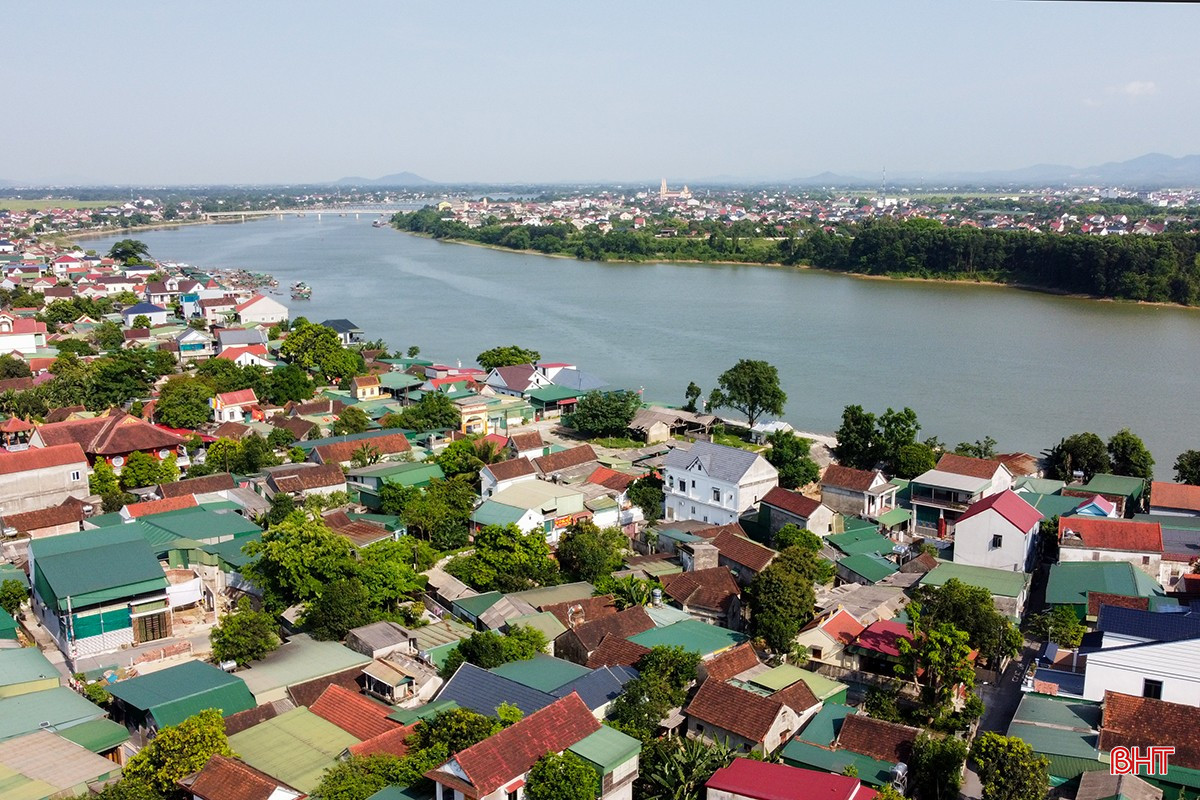 หมู่บ้าน Ben Hen ในตำบล Truong Son เขต Duc Tho ตั้งอยู่บนฝั่งแม่น้ำ La อันเงียบสงบ และเป็นหมู่บ้านที่มีความเกี่ยวข้องกับอาชีพ bqbht_br_0dji-0928.jpg