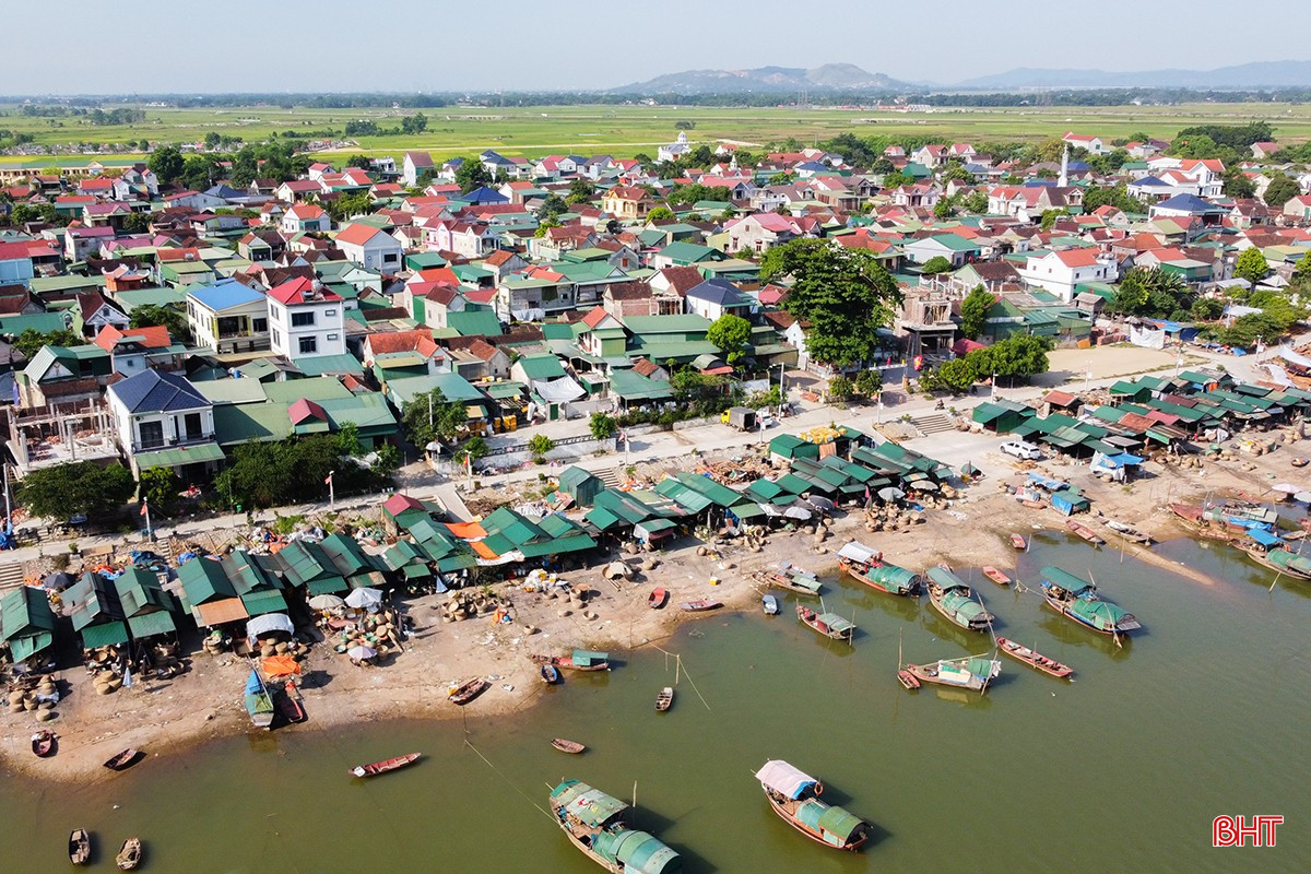 ก่อนหน้านี้ การแปรรูปหอยแมลงภู่เป็น Trước đây, việc chế biến hến "mạnh ai người nấy làm", tuy nhiên, về sau, chính quyền xã Trường Sơn đã quy hoạch bài bản khu vực chế biến hến cho người dân. Theo đó, khu vực này trải dài khoảng 400m, theo chiều dọc bên bờ sông La với hàng chục lán rộng từ 3-5m² được xây dựng kiên cố, lợp mái tôn. Mỗi lán được trang bị một bếp lửa và nồi gang chuyên dụng cỡ lớn để nấu hến.
