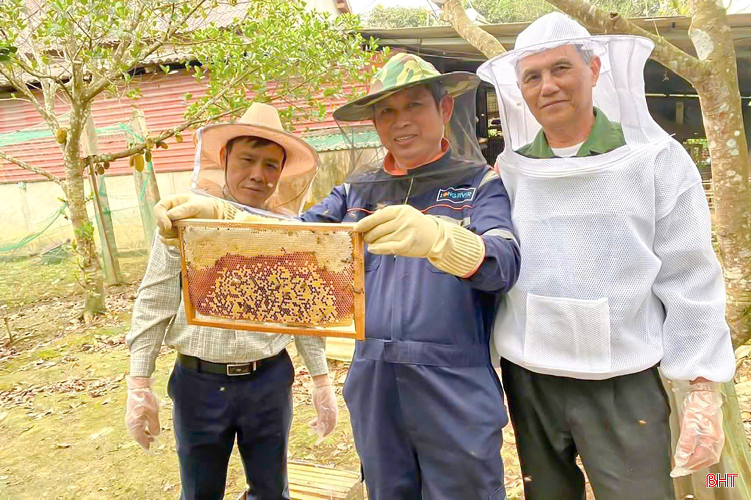 លោក Nguyen Tri Thuc (កណ្ដាល) ប្ដេជ្ញាចិត្តអភិវឌ្ឍន៍ម៉ាកយីហោទឹកឃ្មុំ Huong Son ដើម្បីឈានទៅដល់ប្រទេសទាំងមូល។ bqbht_br_560394030c4cb812e15d.jpg