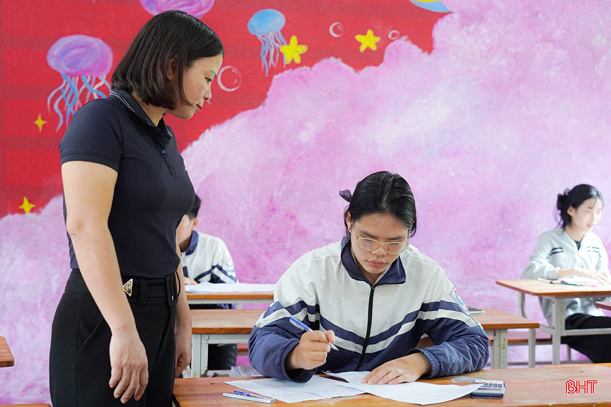 Học sinh tích cực nắm bắt kiến thức, hoàn thiện kỹ năng cho kỳ thi sắp tới. bqbht_br_1dsc02287.jpg