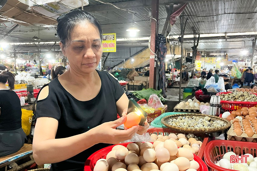 ដោយបានលក់ស៊ុតគ្រប់ប្រភេទអស់រយៈពេលជាង៣០ឆ្នាំមកហើយ អ្នកស្រី Tran Thi Hong មិនដែលឃើញស៊ុតក្លែងក្លាយទេ។ bqbht_br_2img-3083.jpg