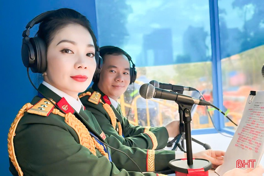 Người cùng cặp thuyết minh chính với Trung tá Nguyễn Hữu Lập là Thượng tá Hồ Thị Hoàng Hà (Phó Chủ nhiệm Khoa Thanh nhạc, Đại học Văn hóa nghệ thuật quân đội). bqbht_br_l2.jpg