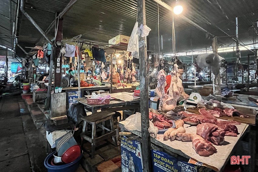 Tại các chợ dân sinh lớn của Hà Tĩnh, lòng se điếu ít khi thấy bày bán trên sạp hàng. bqbht_br_l4.jpg