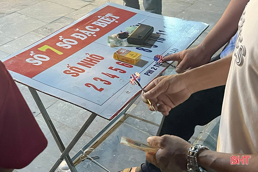 Người chơi đặt cược từ vài chục đến vài trăm nghìn đồng mỗi lượt. bqbht_br_c3.jpg