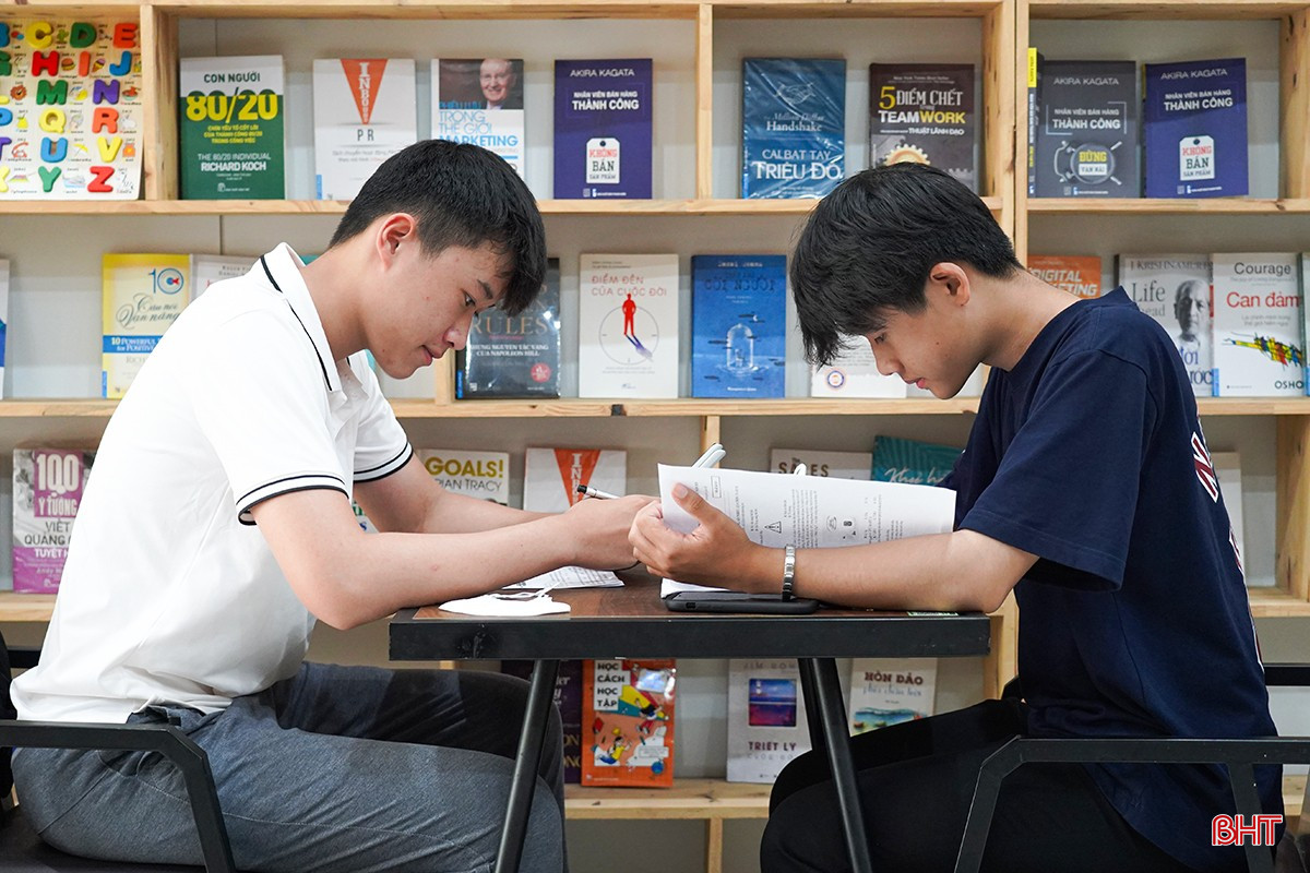 Em Trần Hậu Tùng Lâm (áo trắng) thường tới cà phê sách để học tập từ 1 - 2 lần/tuần. bqbht_br_1dsc02807.jpg