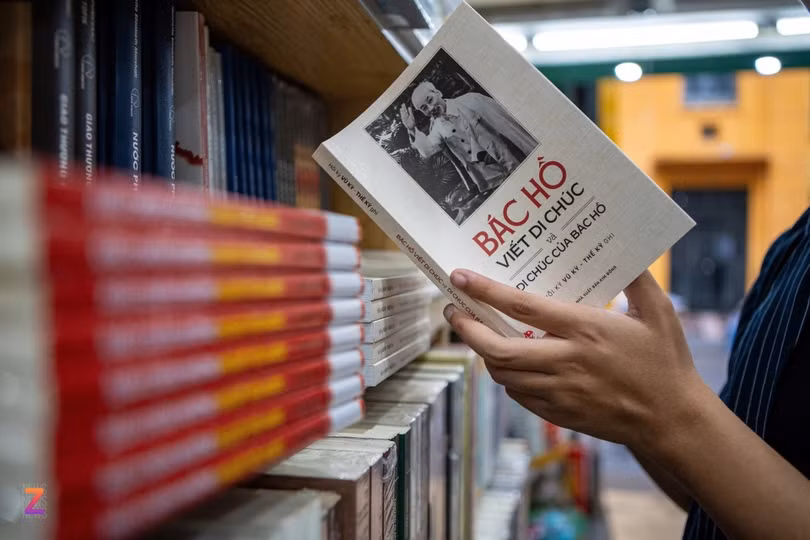 Sách lịch sử, chiến tranh, sách văn học cách mạng, sách về Hồ Chí Minh... đều có sức bán tốt trong năm nay. Ảnh: Châu Sa.