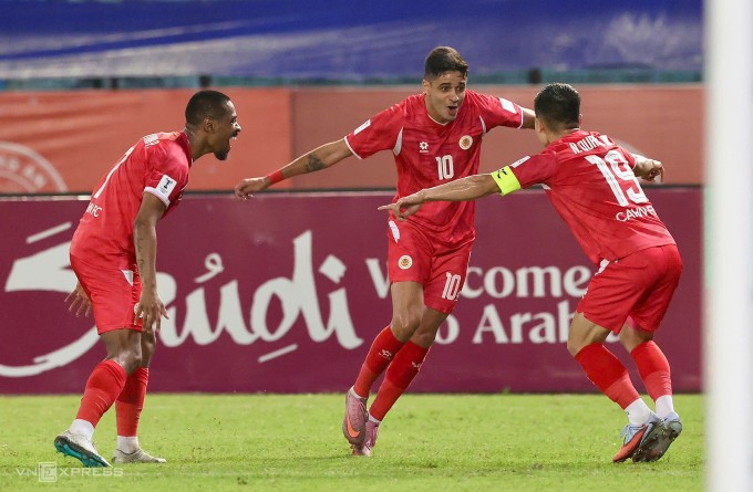 Quang Hải (phải) ăn mừng cùng Leo Artur (giữa) và Cao Pendant Quang Vinh (trái) sau khi hoàn tất cú đúp. Ảnh: Hoàng Huynh