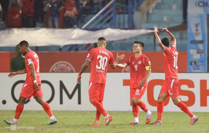 Tiền vệ Công an Hà Nội Nguyễn Quang Hải (số 19) mừng bàn mở tỷ số trong trận thắng Tampines Rovers 4-0 ở lượt đi vòng 1/8 AFC Champions League Two 2025-2026, trên sân Hàng Đẫy ở Hà Nội tối 11/2/2026. Ảnh: Hoàng Huynh