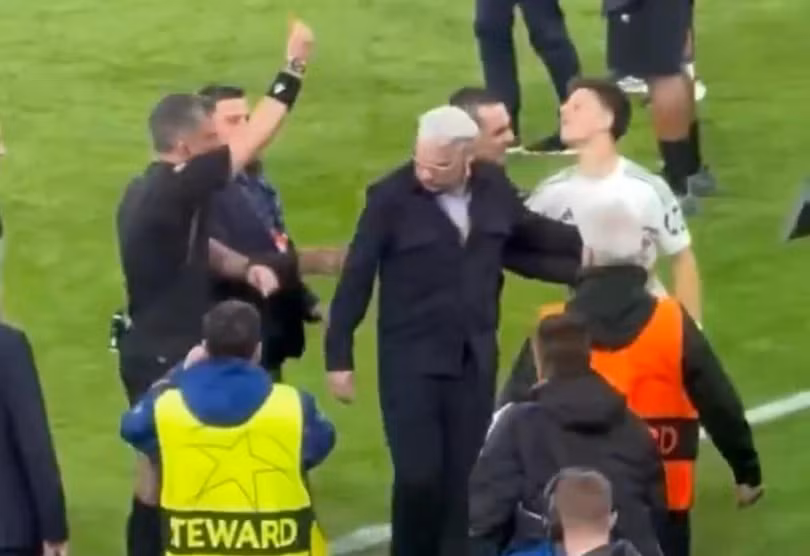 Sau tiếng còi mãn cuộc, các cầu thủ Real Madrid nổi giận dữ dội và lao đến phản ứng với trọng tài Slavko Vincic. Arda Guler, Vinicius Junior, Antonio Rudiger và Jude Bellingham dẫn đầu phản ứng, thậm chí đuổi theo trọng tài vào tận đường hầm, nơi Guler tiếp tục nhận thẻ đỏ.