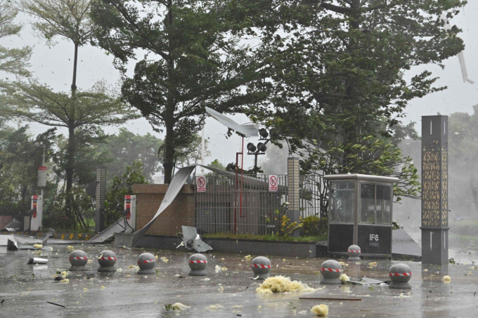 Các tấm tôn bị gió thổi bay trên đường phố Dương Giang khi bão Ragasa đổ bộ. Ảnh: AFP Các tấm tôn bị gió thổi bay trên đường phố Dương Giang khi bão Ragasa đổ bộ. Ảnh: AFP