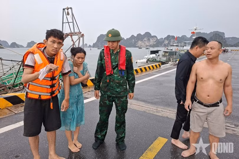 Một số du khách may mắn được cứu sau vụ lật tàu.