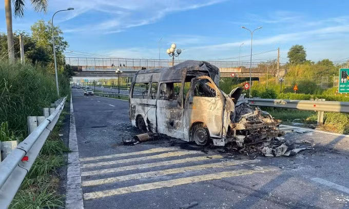 Xe cứu thương cháy rụi sau tai nạn. Ảnh: Thái An