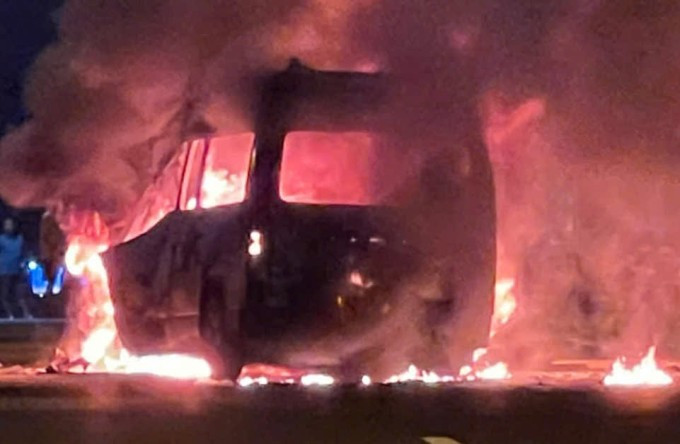 Thời điểm xe cứu thương bốc cháy. Ảnh: Người dân cung cấp