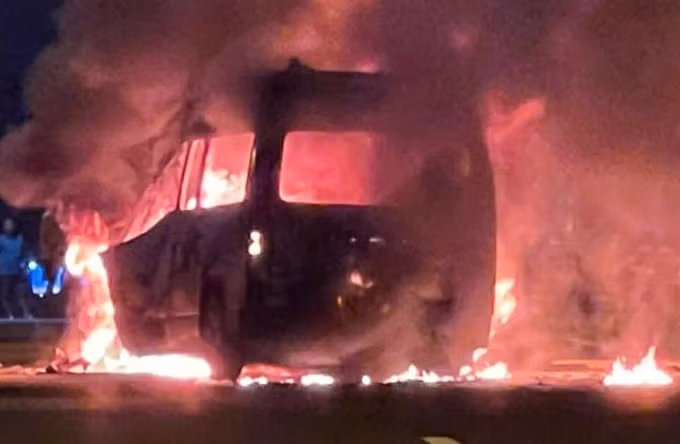 Thời điểm xe cứu thương bốc cháy. Ảnh: Người dân cung cấp