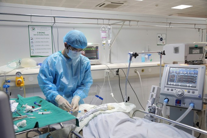 Bác sĩ Toản xử lý cho bệnh nhân ngộ độc rượu. Ảnh: Bác sĩ cung cấp