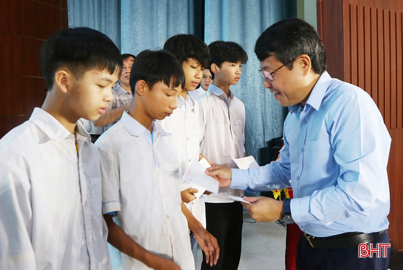 Phó Chủ tịch UBND tỉnh Dương Tất Thắng trao quà cho các em học sinh khó khăn tại lễ phát động. bqbht_br_4-1.jpg