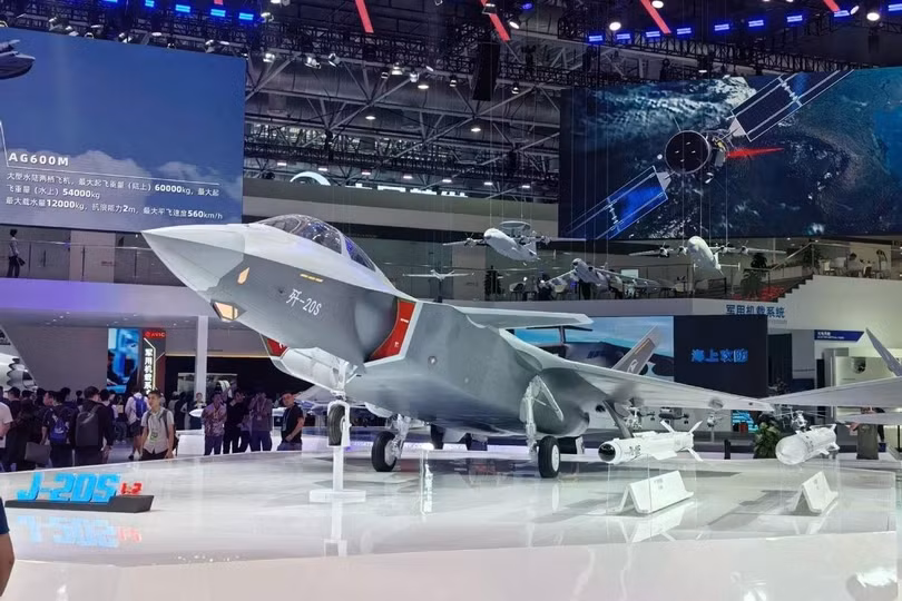 Máy bay chiến đấu Su-57 (ảnh 1), J-35A (ảnh 2), tiêm kích hạm J-15T (ảnh 3), tiêm kích J-20S tàng hình cũng biểu diễn tại sự kiện ngoài trời. Trong đó, mô hình J-20S khác được trưng bày trong phòng triển lãm. Ảnh: Guanhailou.