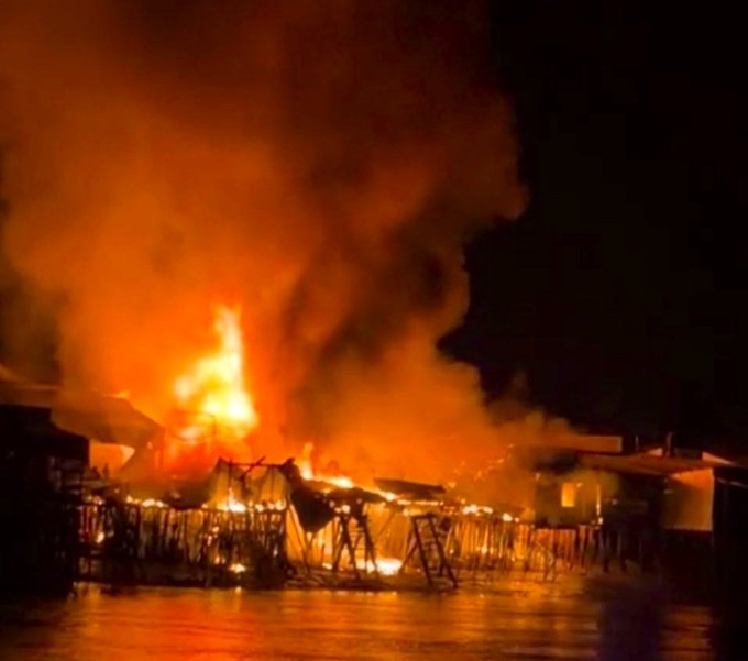 Dãy nhà ven sông ở xã Tân Tiến bốc cháy dữ dội trong đêm. Ảnh: Người dân cung cấp