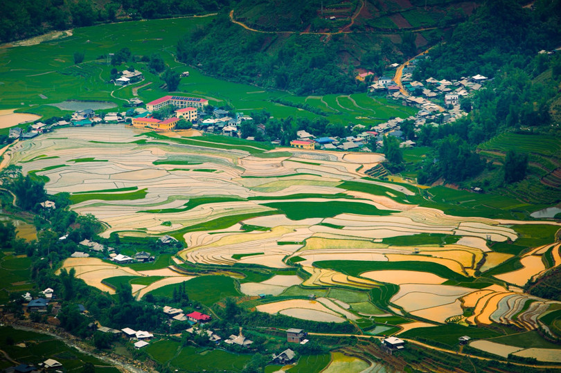 Theo Giang A Chay, người dân bản địa kiêm hướng dẫn viên, so với khách du lịch, mùa nước đổ tại Mù Cang Chải hút các nhiếp ảnh gia hơn cả. &quot;Mùa này những &apos;tay máy&apos; thường đến đây ghi lại những những khoảnh khắc tự nhiên, ít đông đúc và đậm chất vùng cao&quot;, A Chay chia sẻ.