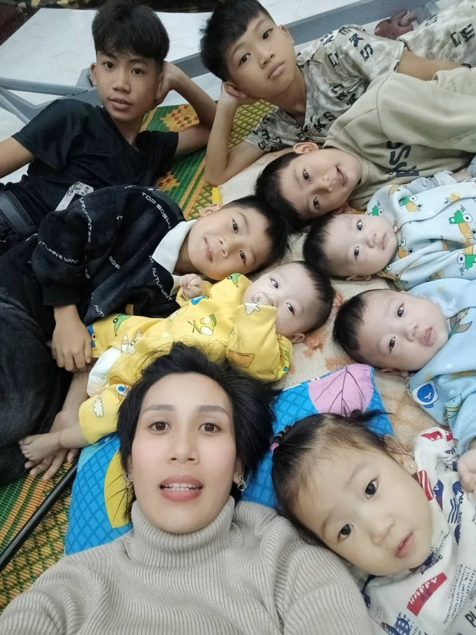 Chị Mai Thảo và 8 con. Ảnh: Nhân vật cung cấp