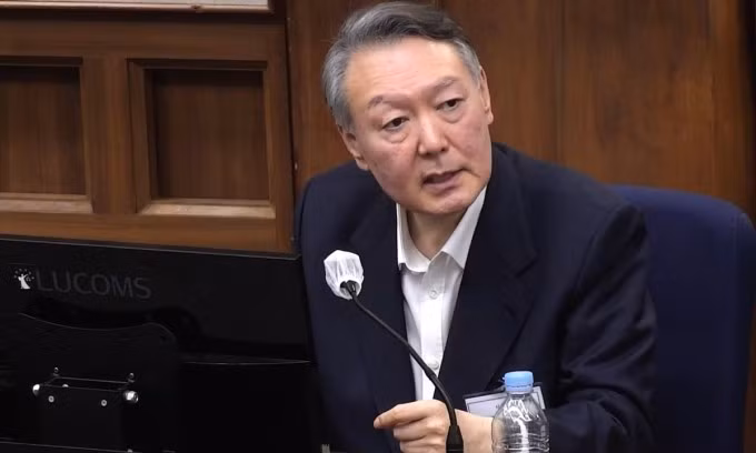 Cựu tổng thống Hàn Quốc Yoon Suk-yeol phát biểu tại tòa án ở Seoul hồi tháng 12/2025. Ảnh: Yonhap