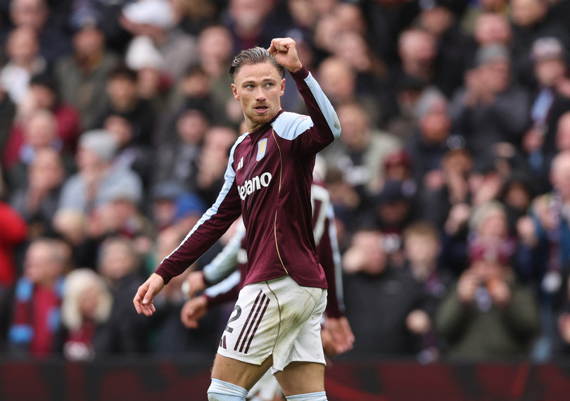 Cash mở tỷ số hiệp một.