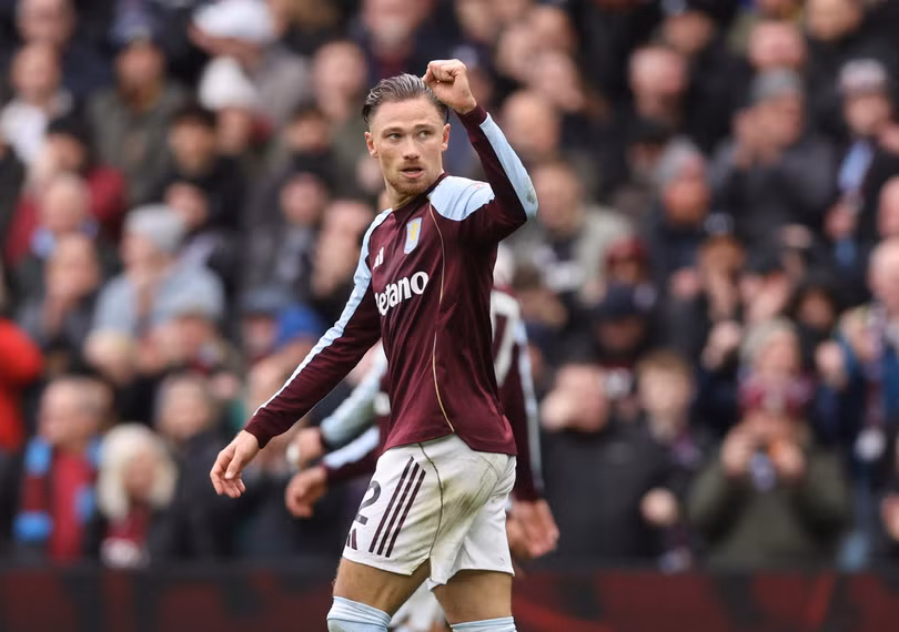 Cash mở tỷ số hiệp một.