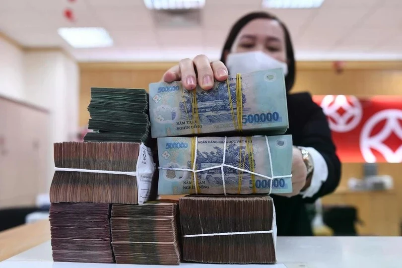 Trong 9 tháng năm nay, nhân viên nhiều ngân hàng đã được tăng thu nhập bình quân so với cùng kỳ năm ngoái. Ảnh: Nam Khánh.