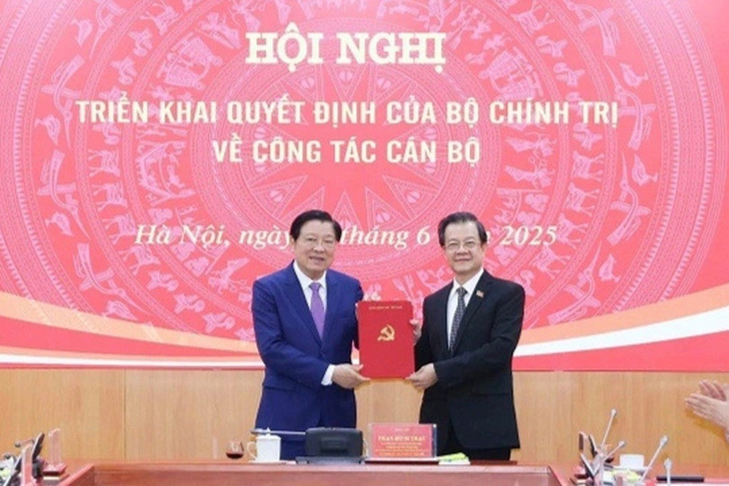 Trưởng ban Nội chính Trung ương Phan Đình Trạc trao quyết định và tặng hoa chúc mừng ông Lê Hồng Quang (Ảnh: Ban Nội chính Trung ương). b2.jpg