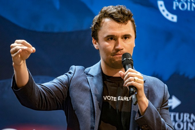 Nhà hoạt động bảo thủ Charlie Kirk phát biểu tại Đại học Arizona, Tucson tháng 10/2024. Ảnh: AFP Nhà hoạt động bảo thủ Charlie Kirk phát biểu tại Đại học Arizona, Tucson tháng 10/2024. Ảnh: AFP