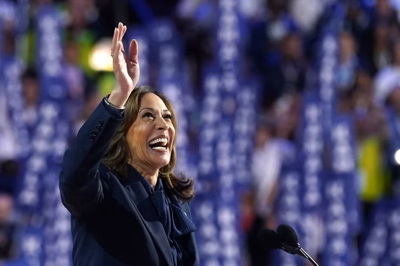 Ứng cử viên tổng thống đảng Dân chủ và Phó Tổng thống Mỹ Kamala Harris trên sân khấu Đại hội toàn quốc đảng Dân chủ ở Chicago, Illinois ngày 22/8 (Ảnh: Reuters).