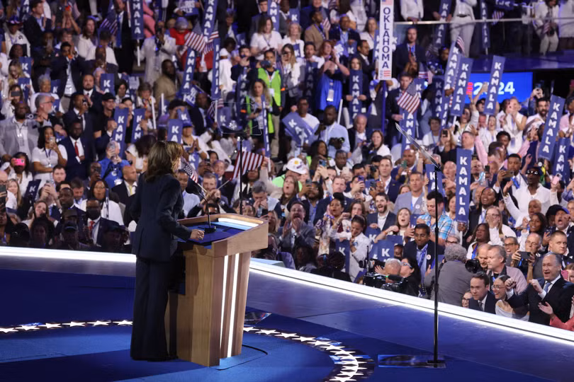 Bà Harris phát biểu trước người ủng hộ tại đại hội toàn quốc đảng Dân chủ (Ảnh: Reuters).