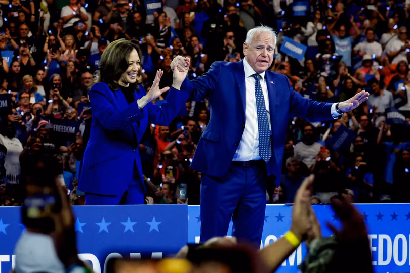 Ứng cử viên tổng thống đảng Dân chủ Kamala Harris và ứng cử viên phó tổng thống Tim Walz tham dự một cuộc vận động tranh cử tại Milwaukee, Wisconsin (Ảnh: Reuters).