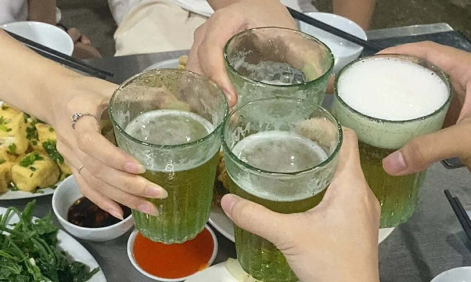 Gần Tết, mọi người thường tham gia nhiều bữa tiệc nhậu, nguy hiểm sức khỏe. Ảnh: Hoàng Minh