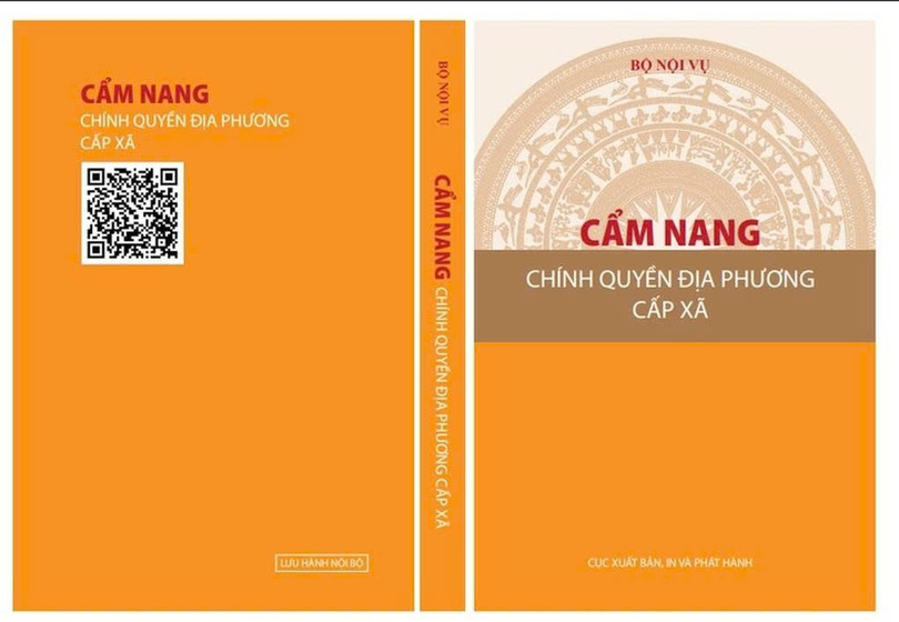 Cẩm nang được biên soạn dưới hai hình thức là bản giấy và bản điện tử (Ảnh: Bộ Nội vụ). 12.jpg