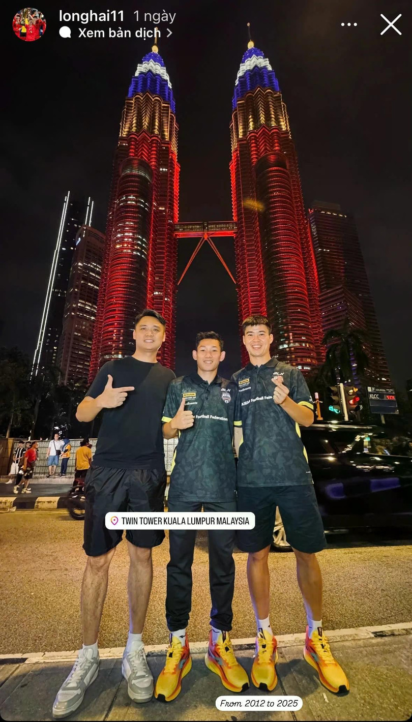Hai Long và Duy Mạnh check-in tại tháp đôi Malaysia. Hai Long và Duy Mạnh check-in tại tháp đôi Malaysia.