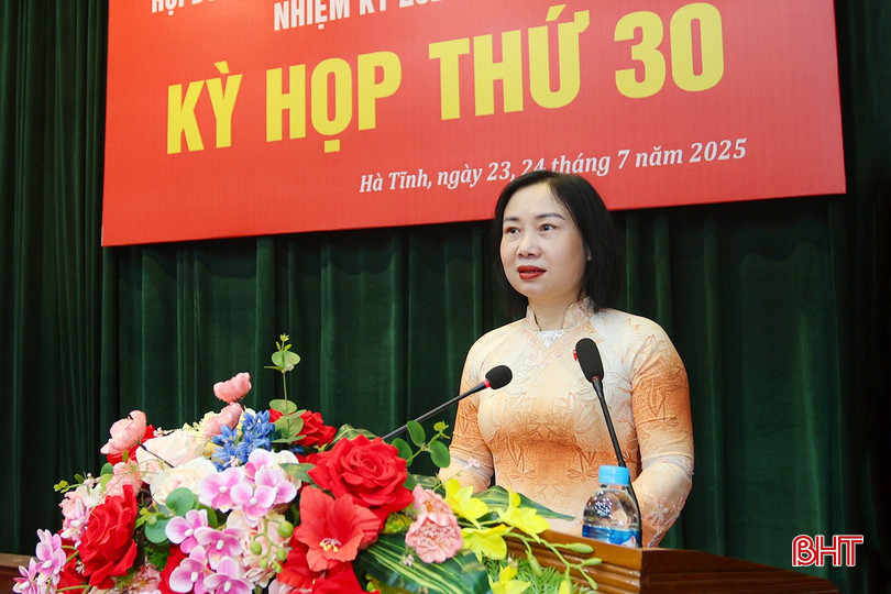 Trưởng ban Kinh tế - Ngân sách HĐND tỉnh Nguyễn Thị Thúy Nga trình bày các tờ trình tại kỳ họp. bqbht_br_aimg-1362.jpg