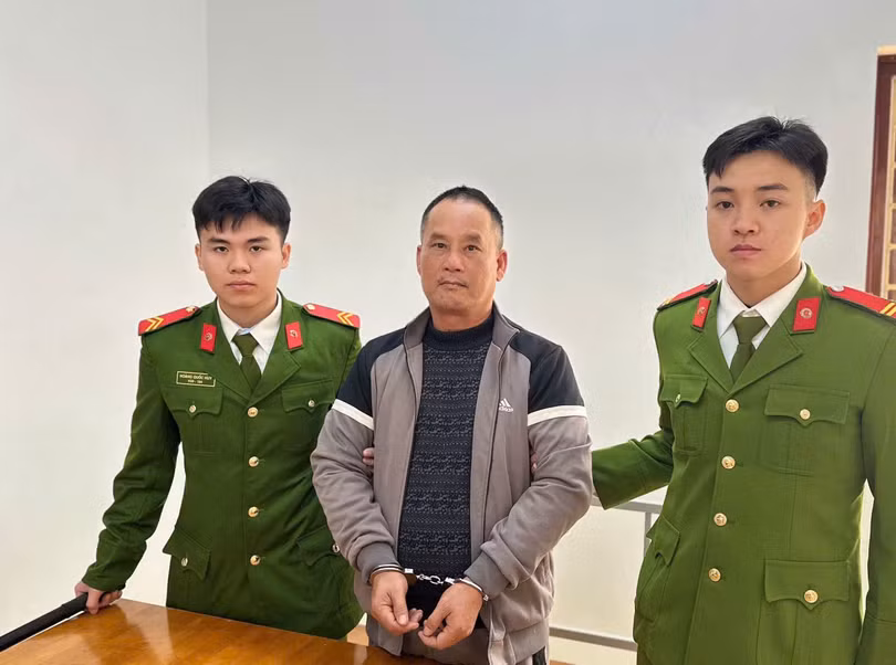 Đối tượng Đoàn Văn Sáng (áo xám) tại cơ quan công an.