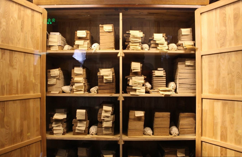 Thiên Nhất Các từng bị trộm hai lần. Lần đầu là bởi người Anh trong Chiến tranh Nha phiến lần thứ nhất năm 1831, và lần thứ hai là bởi một tên trộm sách khét tiếng, Tiết Kế Vĩ, vào năm 1914, kẻ đã đánh cắp gần 1.000 cuốn sách. Con cháu của Phạm Khâm tiếp nối di sản, chăm sóc thư viện của ông. Họ thậm chí còn từ mặt những thành viên trong gia đình bán bất kỳ cuốn sách nào của thư viện. Hiện nay, Thiên Nhất Các chỉ còn lưu giữ hơn 300.000 cuốn sách cổ, trong đó có khoảng 80.000 cuốn sách quý hiếm về dư địa chí các địa phương và khoa thi cử thời phong kiến. Ảnh: Sinology.