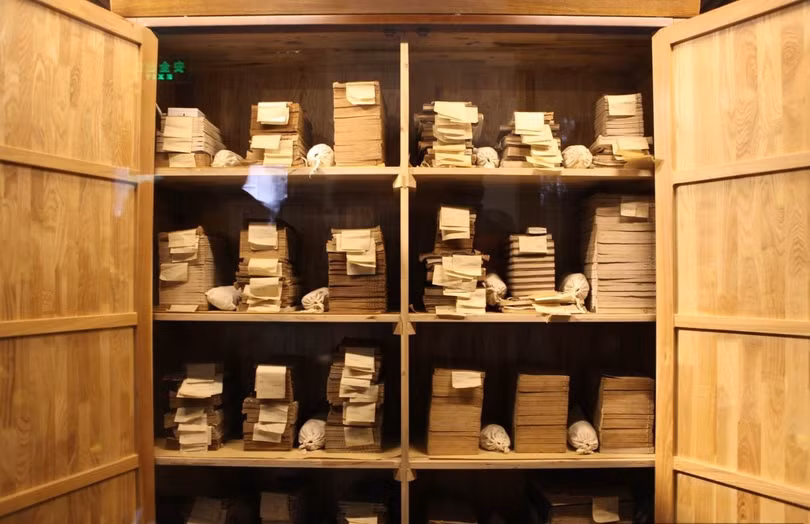 Thiên Nhất Các từng bị trộm hai lần. Lần đầu là bởi người Anh trong Chiến tranh Nha phiến lần thứ nhất năm 1831, và lần thứ hai là bởi một tên trộm sách khét tiếng, Tiết Kế Vĩ, vào năm 1914, kẻ đã đánh cắp gần 1.000 cuốn sách. Con cháu của Phạm Khâm tiếp nối di sản, chăm sóc thư viện của ông. Họ thậm chí còn từ mặt những thành viên trong gia đình bán bất kỳ cuốn sách nào của thư viện. Hiện nay, Thiên Nhất Các chỉ còn lưu giữ hơn 300.000 cuốn sách cổ, trong đó có khoảng 80.000 cuốn sách quý hiếm về dư địa chí các địa phương và khoa thi cử thời phong kiến. Ảnh: Sinology.