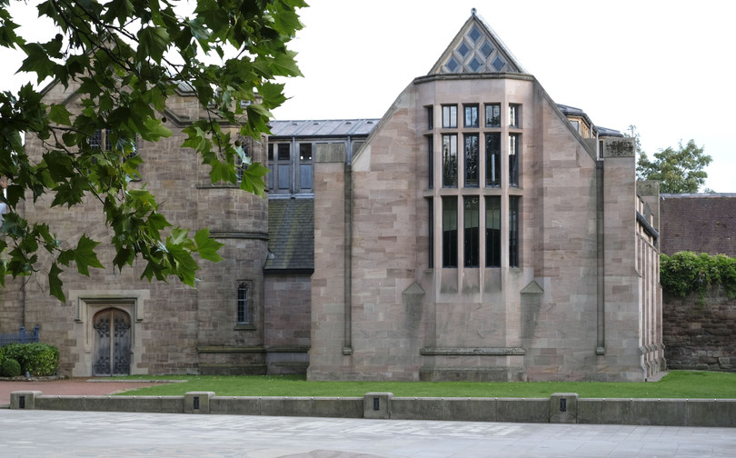 Thư viện Nhà thờ Hereford: Thư viện Nhà thờ Hereford ở Anh được thành lập vào năm 1611 và là thư viện duy nhất còn sót lại với tất cả xích, thanh và khóa vẫn còn nguyên vẹn. Thư viện lưu giữ chủ yếu các bản thảo sách cũ, một số sách có chữ viết tay cổ xưa, có chứa hình minh họa đẹp bằng vàng và màu sắc. Đa số cuốn sách tại thư viện nhà thờ Hereford đều có từ thế kỉ 12. Ảnh: LoveReadingUK.