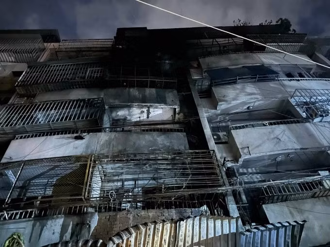 Mặt cư xá bị cháy đen. Ảnh: Đình Văn